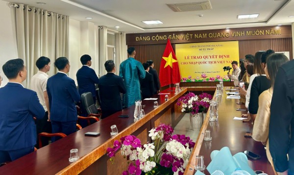 Trao quyết định cho nhập quốc tịch Việt Nam đối với ông Đỗ Phi Long